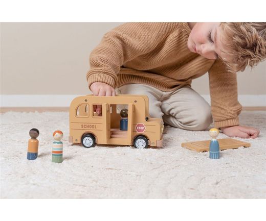 Kleiner holländischer Schulbus und Stapelfiguren