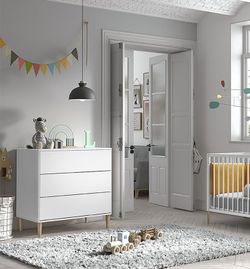 TESORI white complete bedroom set (includes crib and dresser)