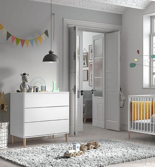 TESORI white complete bedroom set (includes crib and dresser)
