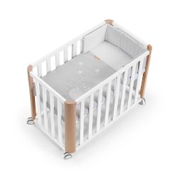 Mini berço DOCO Sleeping PLUS++ branco/natural com colchão, edredom, protetor de berço e lençol de baixo.