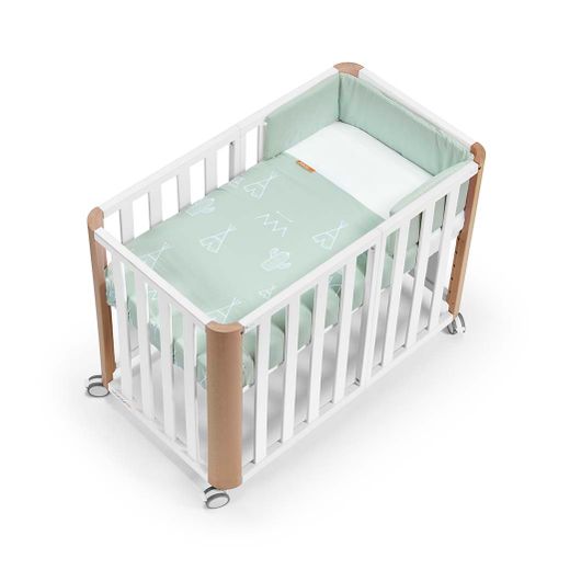 Mini berço DOCO Sleeping PLUS++ branco/natural com colchão, edredom, protetor de berço e lençol de baixo.