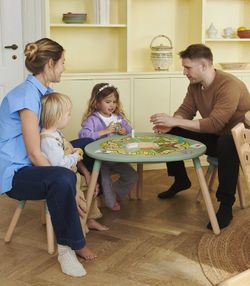 Stokke MuTable™ Kit básico de mesa de juegos con dos sillas