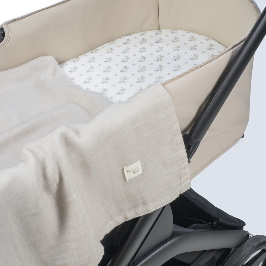 Sábana bajera ajustable para capazo + muselina Botton Walking Mum Flores
