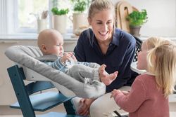 Tripp Trapp Newborn Set / hamaca con colgador para juguetes